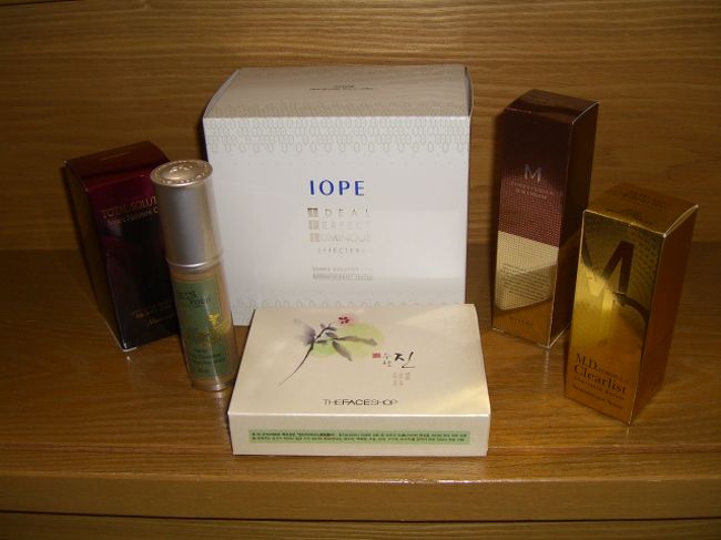 さて、気を取り直して、「韓国コスメ大人買い」第二段！<br />両替所を覗きながら・・・「レート悪いなあ」と思ってたら、GWに入ったとたん、円安になってた(´･ω･`)ｶﾞｯｶﾘ・・・ちゃんとプリントアウトしてきた「ブツ」を購入するべく、化粧品やの梯子をする。<br />「MISSHA」「ARITAUM」「Skin Food」「It’s Skin」それぞれ、予定の「ブツ」をゲットし、オマケもいっぱい貰って、気がつくと、大きな袋を下げていたww<br />( ´―`)フゥー．．．マンゾク・・・<br />ミョンドンでの目的は、これで終了♪ 元気があれば、他のお店も覗きたいところだけど、だんだん腰が痛くなって来た。歩きすぎの信号。<br />「新羅免税店」で、「スタバのコーヒー券」を貰ってたので、丁度あったスタバに入って、休憩。<br />今日の夕食は、メールで予約した「ノビチプ」で焼肉。予約の時間までの1時間ほどを、スタバでゆっくりすごす。