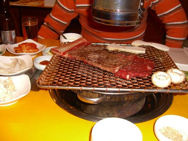 予約時間の7時少し前にスタバを出て、ノビチプに向かうと、入り口で店員さんが、「予約アリマスカ？」と聞いて来た。「あります」と言うと、2階に案内された。こじんまりとした板の間に、靴を脱いで上がって、一番窓際の席に通される。<br />我々の他には、4人組の客のみ。これが、次々といっぱいになって行くのだぁ。<br />メニューを見て、タレに漬け込まれた肉ではない方の、カルビとロースをオーダー。とりあえずそれだけにして、まだ入りそうだったら、またオーダーということでー。<br />目の前に、炭を入れた七輪が置かれ、網が乗せられた。お肉は、見たことのある大きな塊。それを店員さんが、慣れた手つきで網に乗せ、焼いてくれる。タイミングよく側にやって来て、肉をひっくり返し、ハサミでカット。「モウ、食べラレマスヨ」と、網の隅っこに寄せてくれる。つまり、自分たちでは肉は焼かないのだ。全部お店任せ。ラクチーン♪ヽ(´―｀)ノ<br />焼けた肉は、塩につけていただく。( ﾟДﾟ)ｳﾏｰ<br />全部食べたら、お腹いっぱい。満足して、お店を出る。