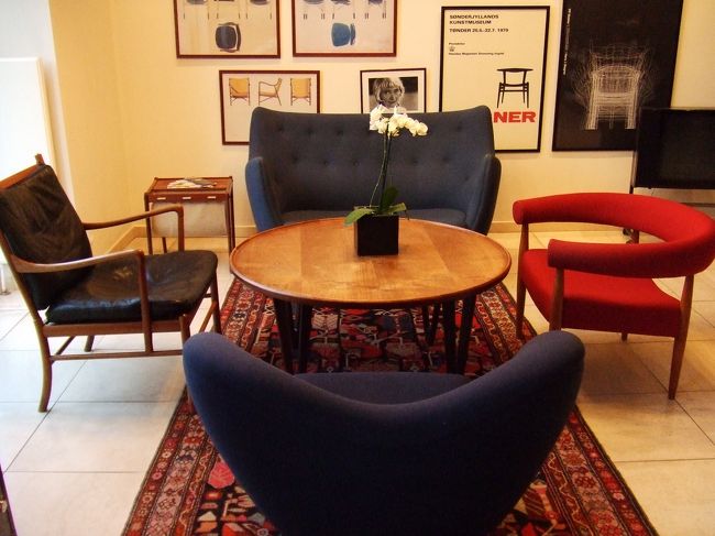 おはようございます。<br />今日はちょっと郊外へ。<br />これはホテルのロビーです。オシャレ！