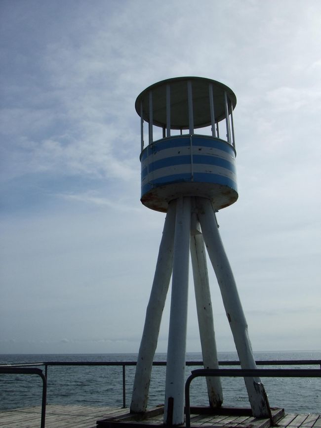 Klampenborg駅にある、かの有名なベルビュービーチ。<br />中央駅から15分ほどなのに、のどかないい所でした。<br />写真をいっぱい撮りたかったのですが、2家族ほど全裸で泳いでいて、気をつかいました。<br />健康法でしょうか？気温15度。