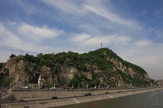 夕方の列車まで時間がないため、睡眠時間を削ってスケジュールをこなす。<br /><br />6時前に起きてゲッレールトの丘に登る。