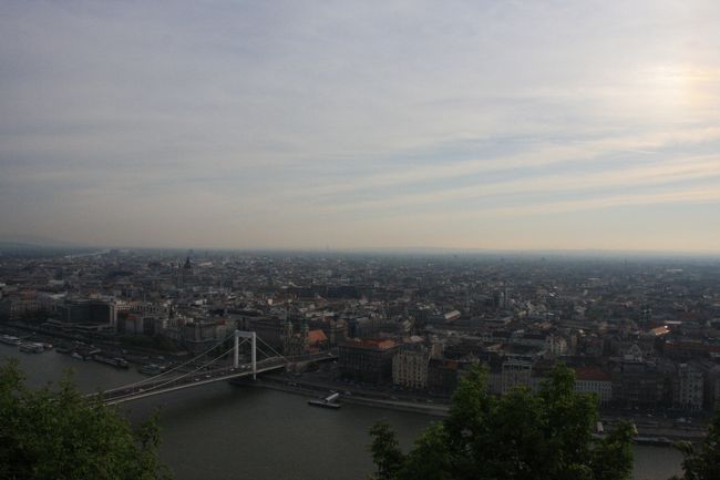 ペスト側。橋はオーストリア皇妃シシィの後に名付けられたエルジェーベト橋。<br /><br />シシィはハンガリーでも人気が高い。