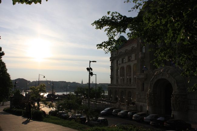 ホテルに帰還後、お楽しみゲッレールト温泉プールへ!(朝6時から開館) 入口はホテルゲッレールトの脇にあるが、宿泊客は各部屋から専用エレベーターで直通!