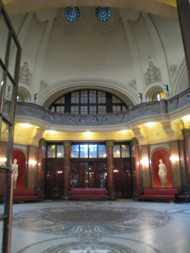 ホール。<br /><br />ホールを抜けると男女の更衣室があり、皆水着に着替える。そこを抜ければ室内温泉だ。