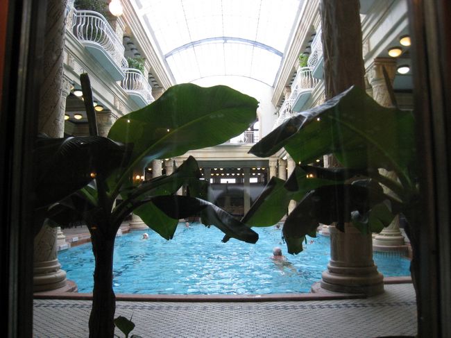 室内温泉は36度と38度の2つで日本の温泉に比べるとぬるい。微妙な硫黄臭を感じる程度でほとんど無味無臭。室内プールが併設されている。野外にも4，5つの野外温水プールがあり、朝7時過ぎにも関わらず盛況していた。ただこの時期朝晩の気温は12，3度と涼しく、震えながらの水泳だった。<br /><br />写真は室内プール。