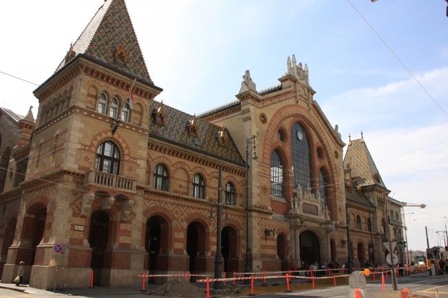 朝食後、中央市場へ。モザイク模様のレンガ造りで雰囲気がある。