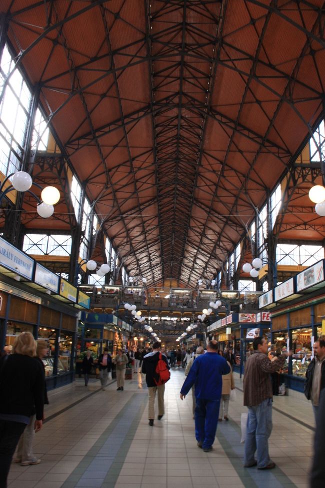 朝から活気に満ちる市場。二階にはお土産屋さんも所狭しと乱立。特にハンガリー料理には欠かせないパプリカや地元チューブ調味料などお土産として最適。