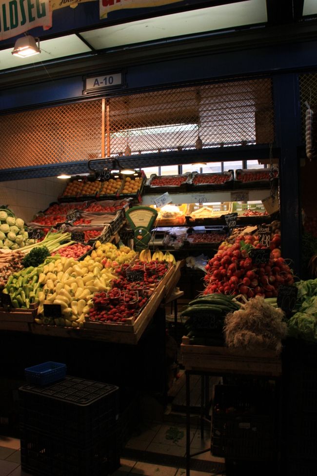 野菜、魚、肉…と食材なら何でも揃う。日本とは形の異なる食材や見たことのない食材も多く見ているだけで楽しい。