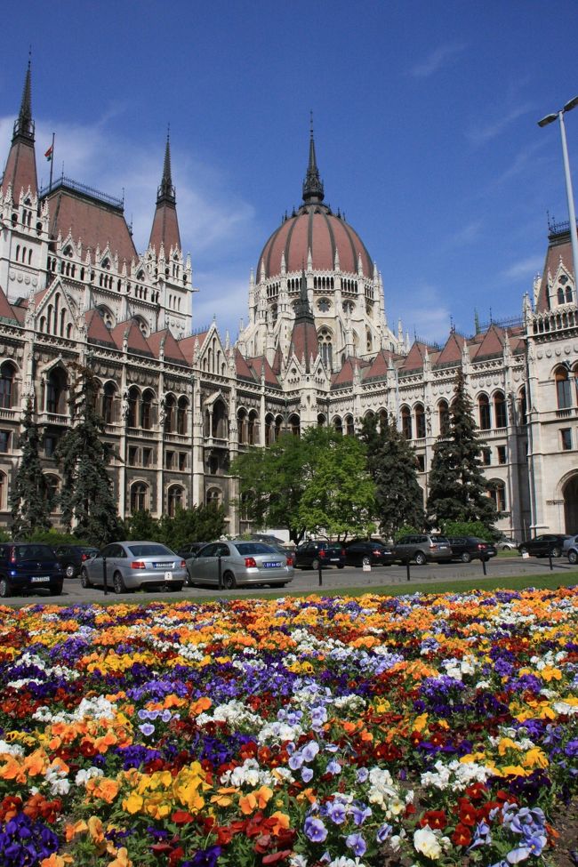 国会議事堂(陸側から)。<br /><br />地下鉄を乗り継いで国会議事堂へ。言葉を失う美しさだ。<br /><br />http://www.youtube.com/watch?v=GXxkehvfUl8&amp;feature=channel_page<br />