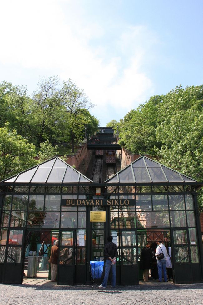 クラーク・アダム広場からケーブルカーで王宮へ登る。