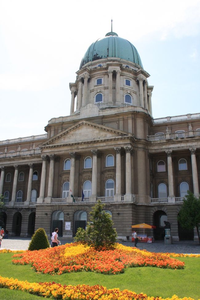 王宮<br /><br />中は国立美術館や歴史博物館になっている。