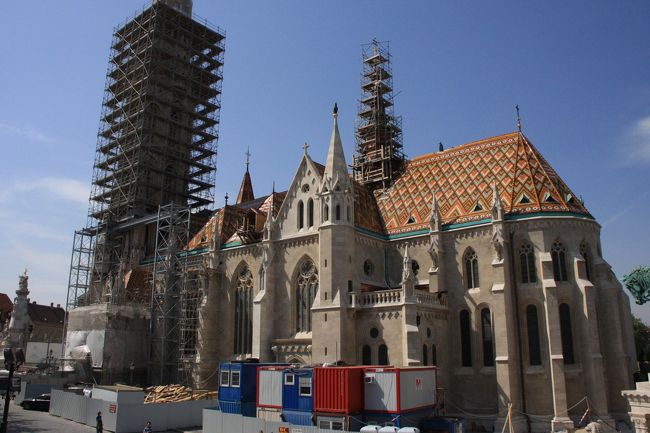 マーチャーシュ教会<br /><br />残念ながら2つの塔は共に改修中…ジョルナイの屋根が美しい教会だ。