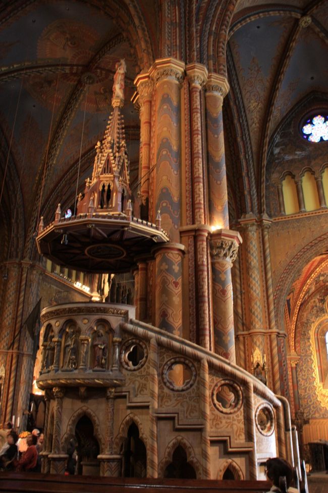 13世紀にロマネスク様式として建てられてから、ゴシック様式、モスク(イスラム教礼拝堂)、ネオゴシック様式(カトリック教会)へと度重なる改装が行われ今日に形に落ち着いている。