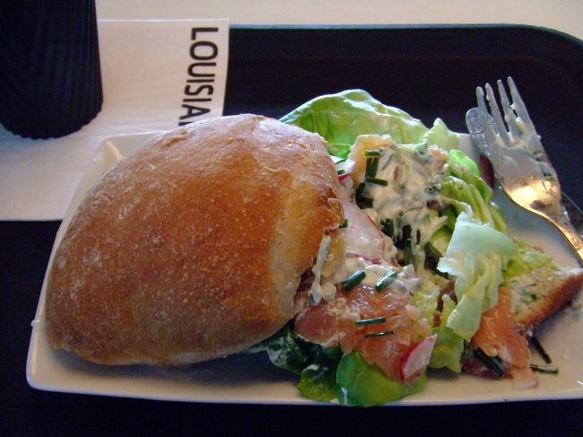 ランチです。コーヒーとサーモンサンドで<br />約2,000円！デンマークって高い。