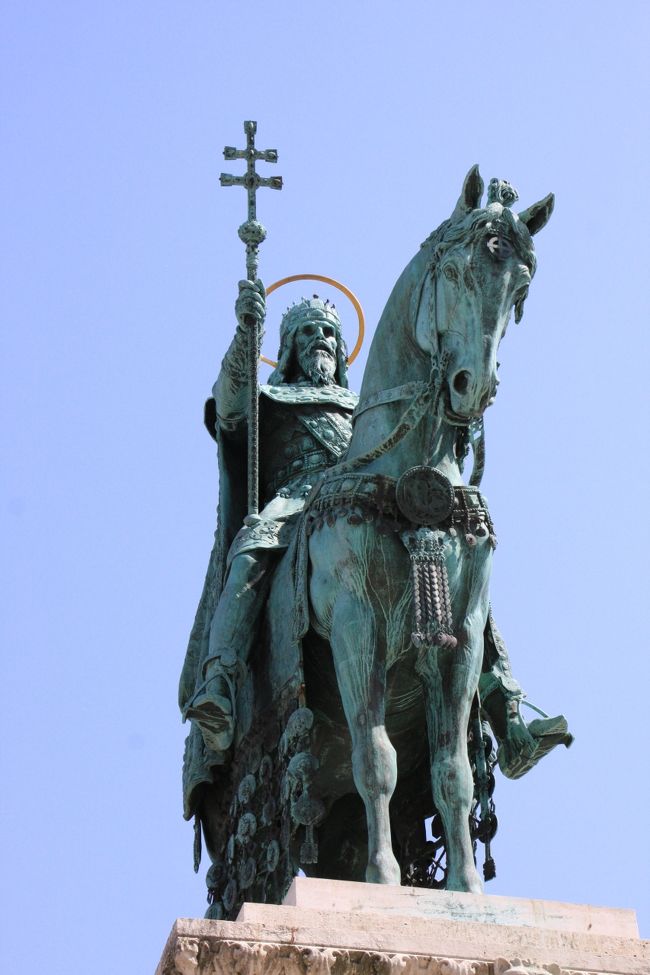 イシュトヴァーン騎馬像<br /><br />2重の十字架は、ハンガリーをキリスト教国として発展させたことと国内の大司教の決定権をローマ法王から与えられていることを意味するそうだ。ふ〜ん。