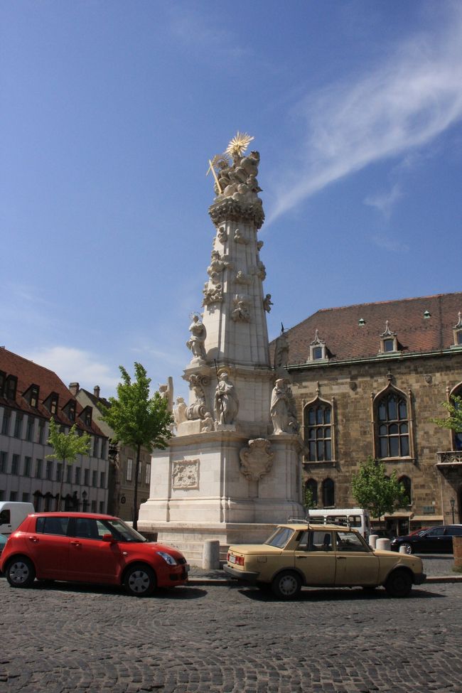 三位一体広場。<br /><br />この周辺にもお土産屋さんが多い。民族人形やハンガリー刺繍など手頃なものも。