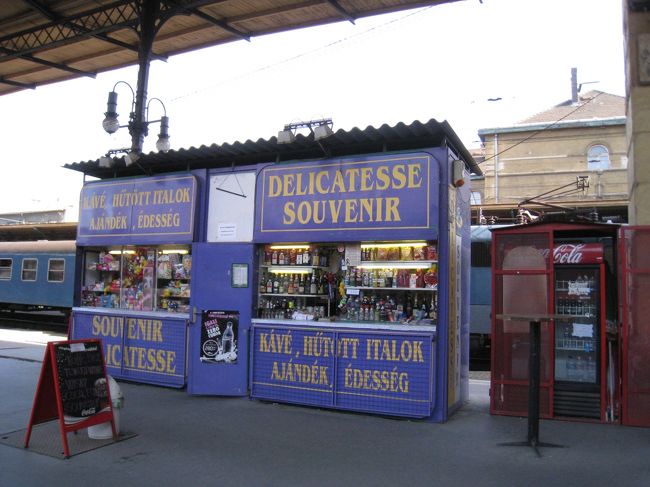 駅ホームの売店。