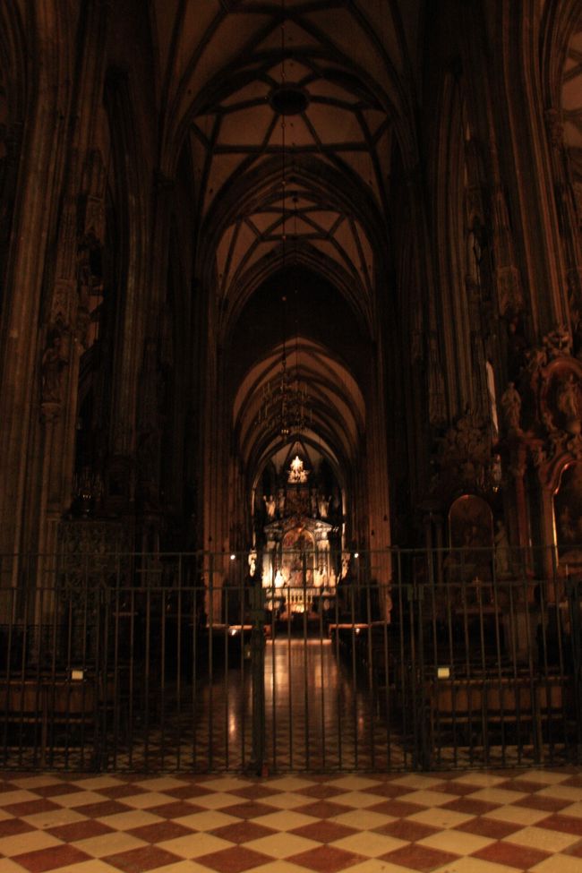 シュテファン教会内部<br /><br />丁度オルガンの練習中だった。幻想的な雰囲気に呑まれる。<br />http://www.youtube.com/watch?v=md9LFG2ribo&amp;feature=channel_page