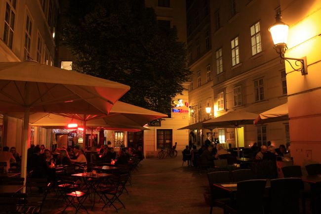 路地裏のお洒落な呑屋さん。街は夜中まで賑やかだった。