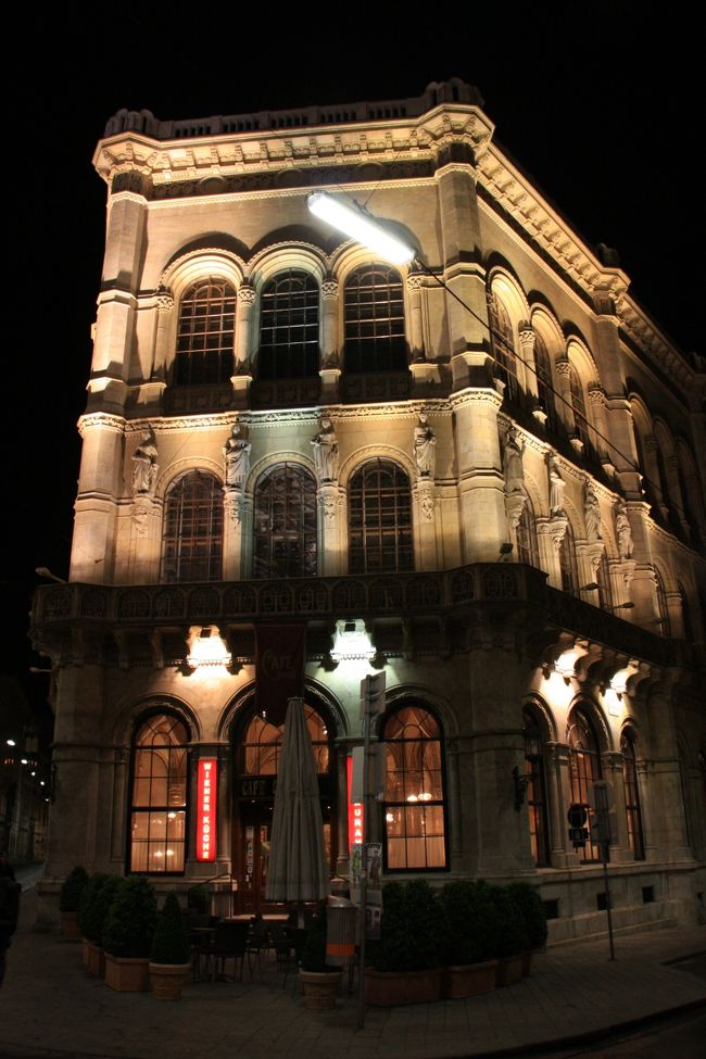 老舗カフェ、ツェントラール<br /><br />流石にこの時間営業してなかったが、ライトアップされて綺麗だ。