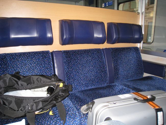 今回は2等席…小綺麗だし十分な広さだ。今回も1個室一人占領。<br /><br />ブダペストでも列車の発着時間は正確だ。