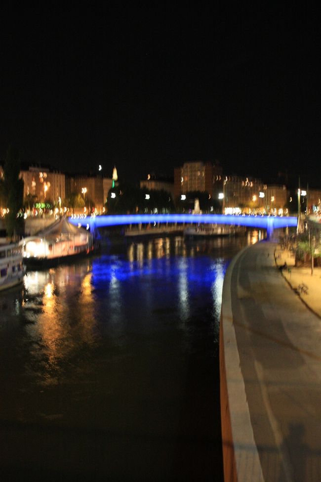 ホテルにチェックイン後、早速ウィーンの街を散策。街を下見しておくと翌日の行動がだいぶスムーズだ。<br /><br />ただの橋だがイルミネーションで演出。