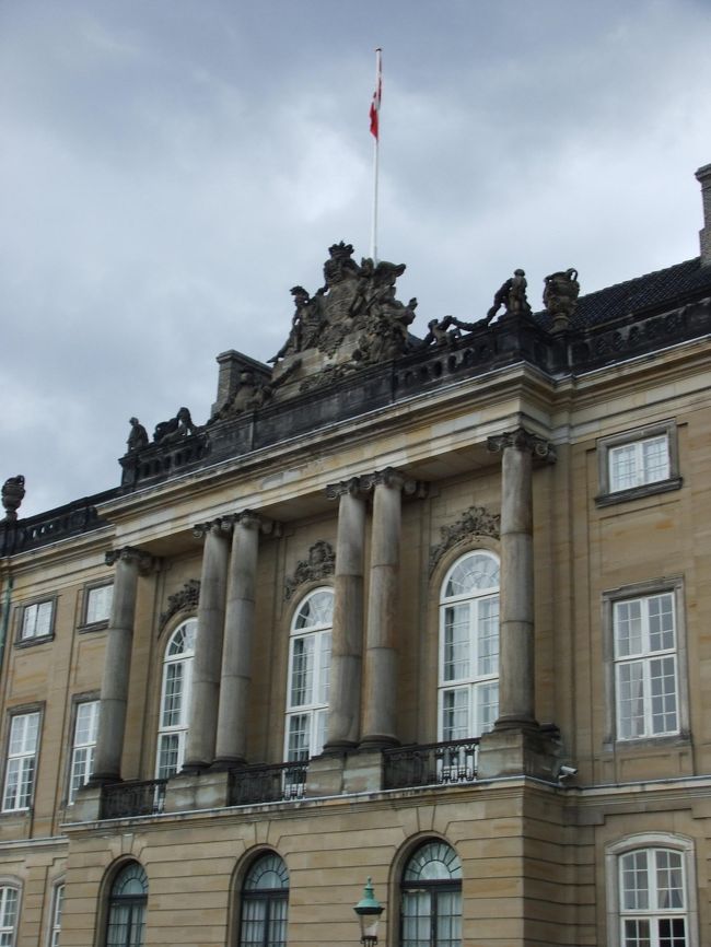 その後、コペンハーゲンの中心に戻り、<br />アメリエンボー宮殿へ。