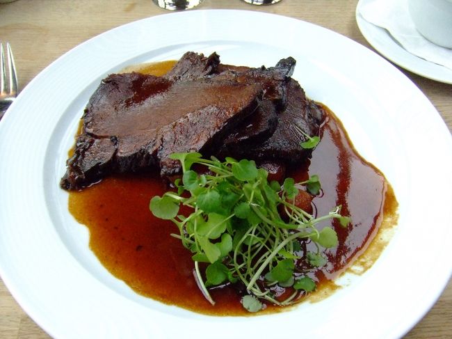 夕飯です。昨日の分まで食べてやる！<br />ローストビーフと、、、