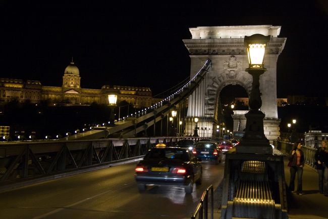 ブダ側、王宮側のホテル、ということで、いったんくさり橋を渡ってみました。その途中でパシッと撮影。