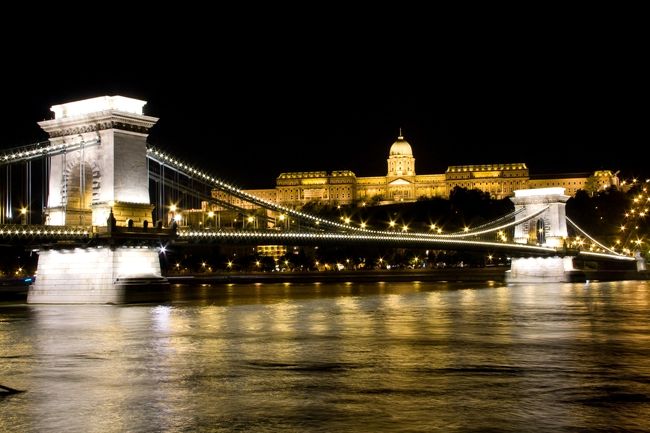 よいロケーションを適当に見つけて三脚セット。自分のほかにあと1人くらい外国人のお兄さんが三脚で夜景を撮っていました。二人ともカメラはCANON製。