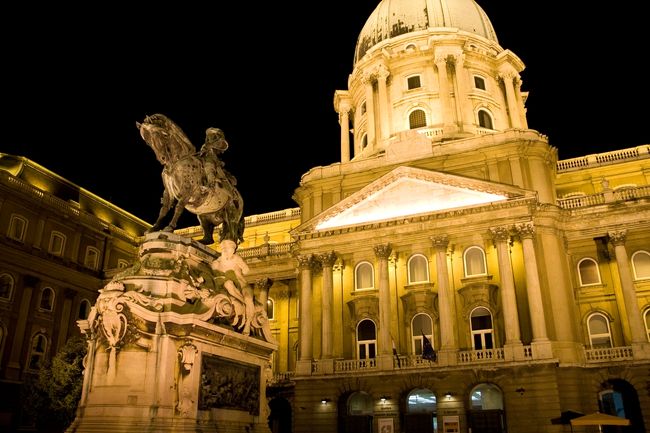 夜の王宮です。