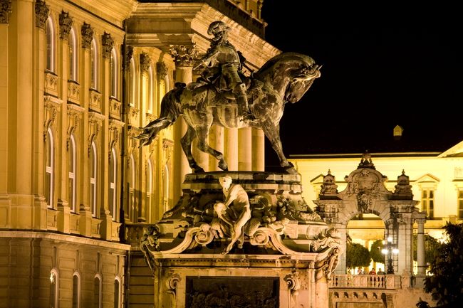 こうした騎馬像って大好きなんですよね〜。