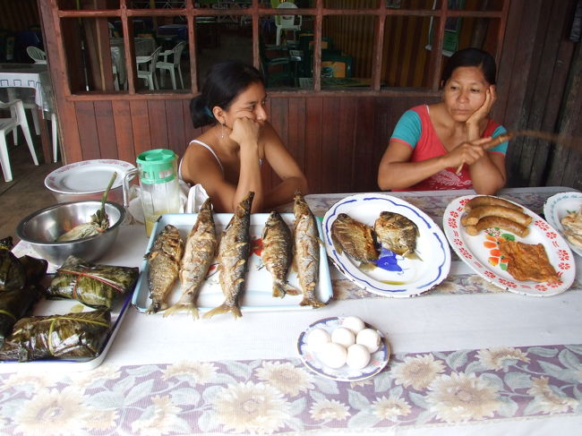 カリナコチャ村はちょっとした観光地になっていて、川で獲れた魚などを名物にしています