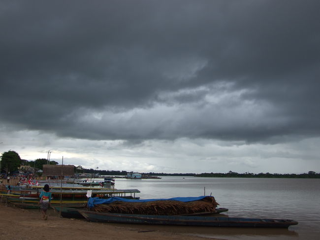 ちと雲行きが怪しくなってきました。雨が降る時はほんとザブーと豪快に降ってきます