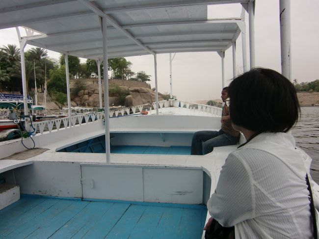 雨は降ってないものの、どんよりした曇り空で、風もあるから結構寒いなか、アスワンに到着。<br /><br />とりあえず、昼食ということで、、、<br /><br />レストランは川の中州。移動に船を使います。