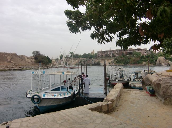 レストランの船着場着。<br /><br />なんどかすれ違ってる日本人の方たちとここでもすれ違い。<br /><br />日程、コースがほぼ一緒？