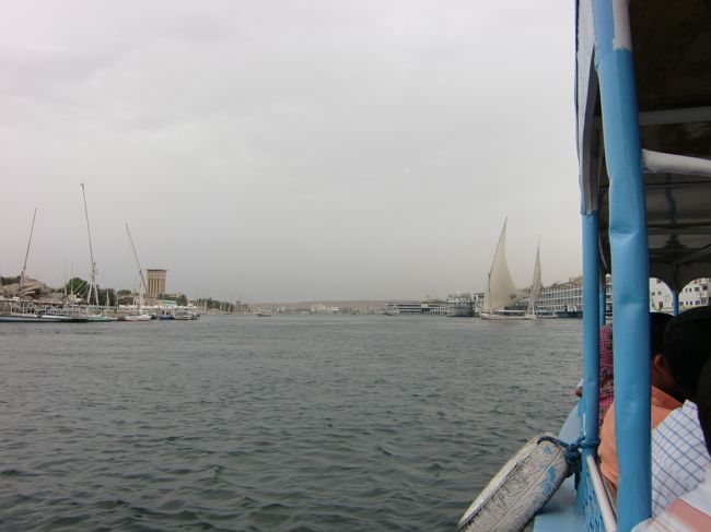 一度陸にもどって、別の船でホテルまで移動だそうだ。