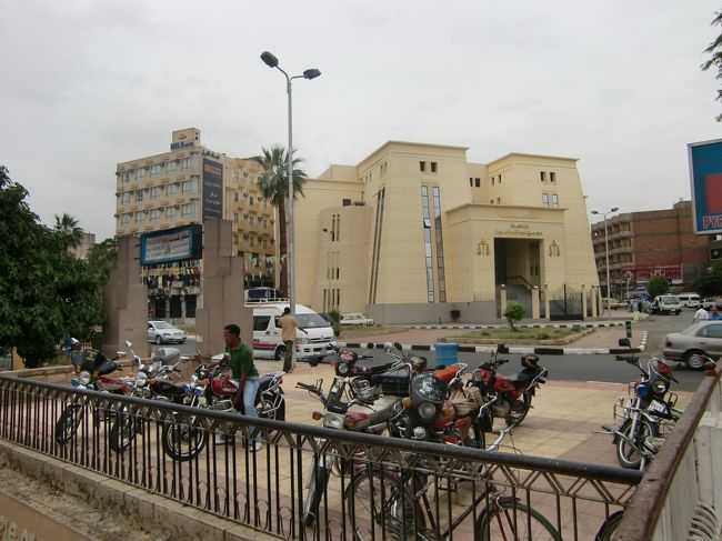 一度ホテルへ行って、チェックイン。<br />ホテルは後ほど。<br /><br />もう一度陸にもどって船着場近くに裁判所。<br /><br />裁判所のマークはここも天秤。