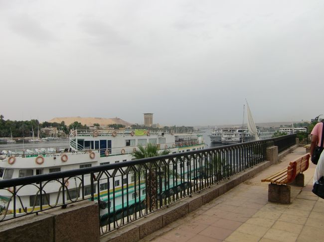 川岸を歩くと、ルクソール同様船がいっぱい。