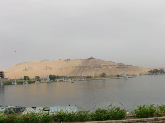 西岸は砂漠っぽい。