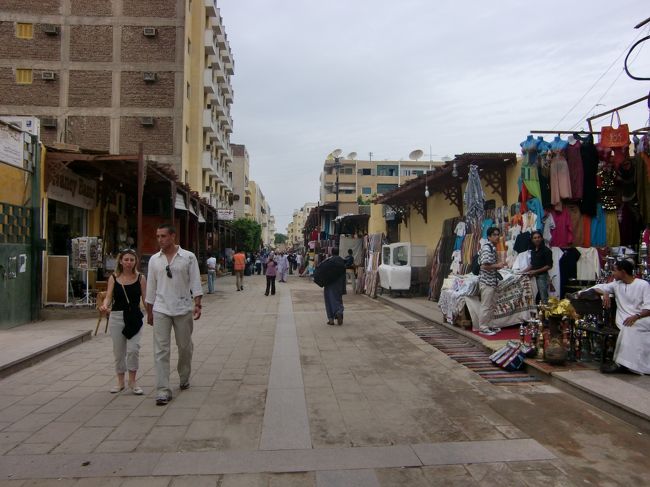 土産物屋が多くて、旅行客もいっぱい。<br /><br />香辛料屋もあるんだが、中には青い怪しい粉も売ってます。<br /><br />間違えて買わないように。洗剤だそうです。。。<br /><br />どうも品物の種類というより、形状が似てるから売ってるのでは。。。