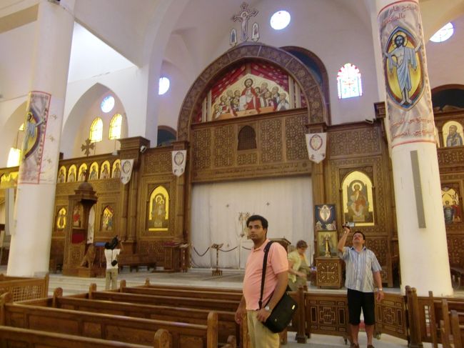 船着場近くにあった教会へ。<br /><br />コプト教の教会だそうだ。<br />西暦７０年頃伝わったそうで、ってキリストの死後すぐだね。<br /><br />コプト教はエジプトで１０〜１５％程度のマイノリティだそうだ。<br /><br />1日7回のお祈りに、給料の10%を寄付して、年200日の断食・・・大変だよ。