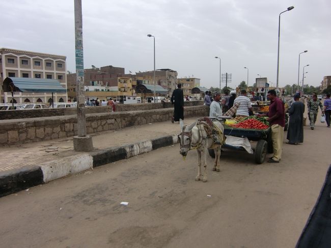 街中をぶらぶらしてると、ハローって子供が結構挨拶してくれる。