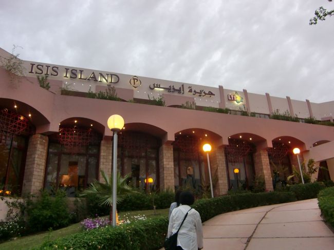 ほら、玄関も立派。<br /><br />しかし、宿泊は1日で、明日アブシンベルに行くために朝3時発だとかで、ほとんど滞在できず。