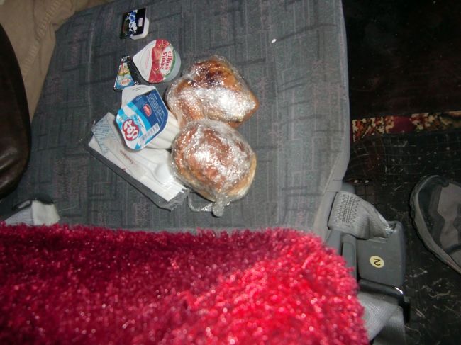 朝2時半に起きて3時に集合。早いな。。。<br /><br />ホテルで朝食をもらって、、、<br /><br />ってパンばっかりだ。