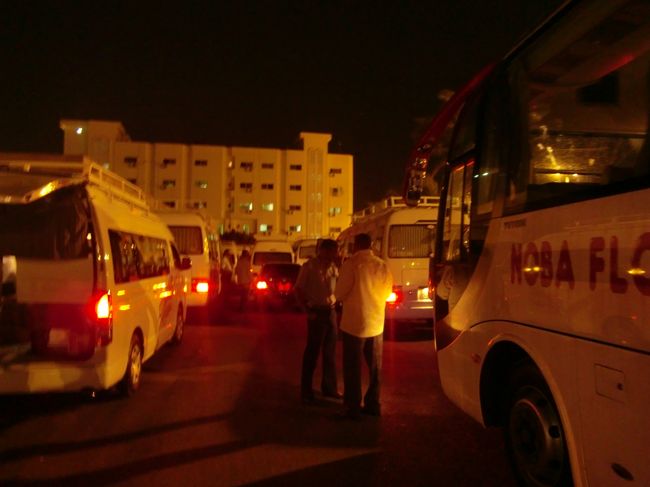 コンボイの集合場所に。<br /><br />回りにはワゴン車が大漁。