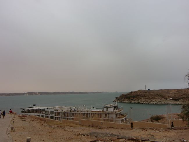 えっちらほっちら歩いて行くと、湖が見えてきて、