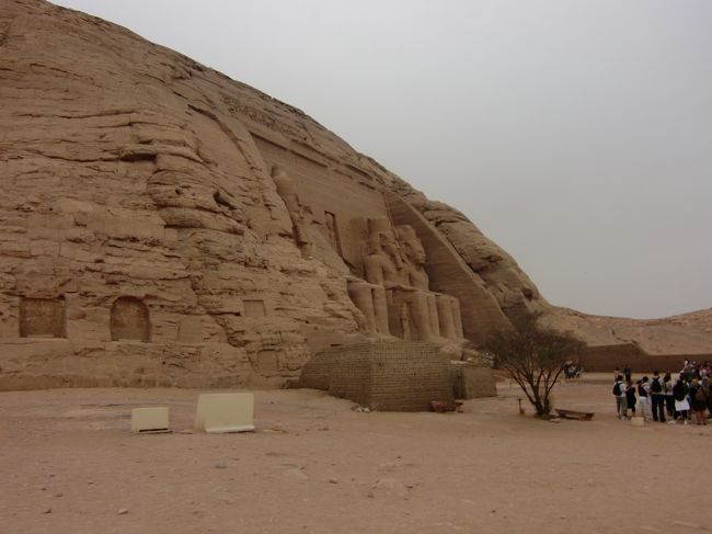 山を回り込むと、でーンっとアブシンベル神殿。