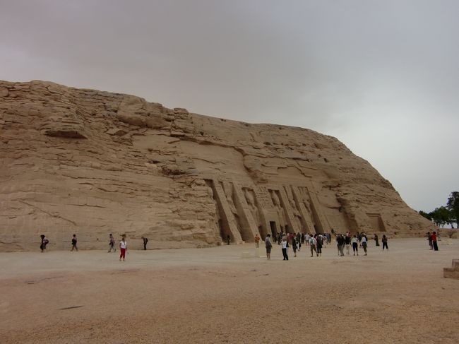 向いに見えるのが、アブシンベル小神殿。