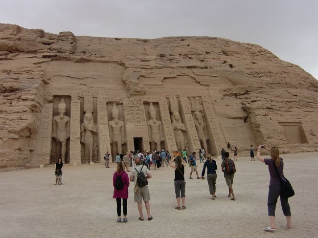 こっちはちょっと小さな石像が６体。<br /><br />なかは、アブシンベル神殿を小ぶりにした感じ。